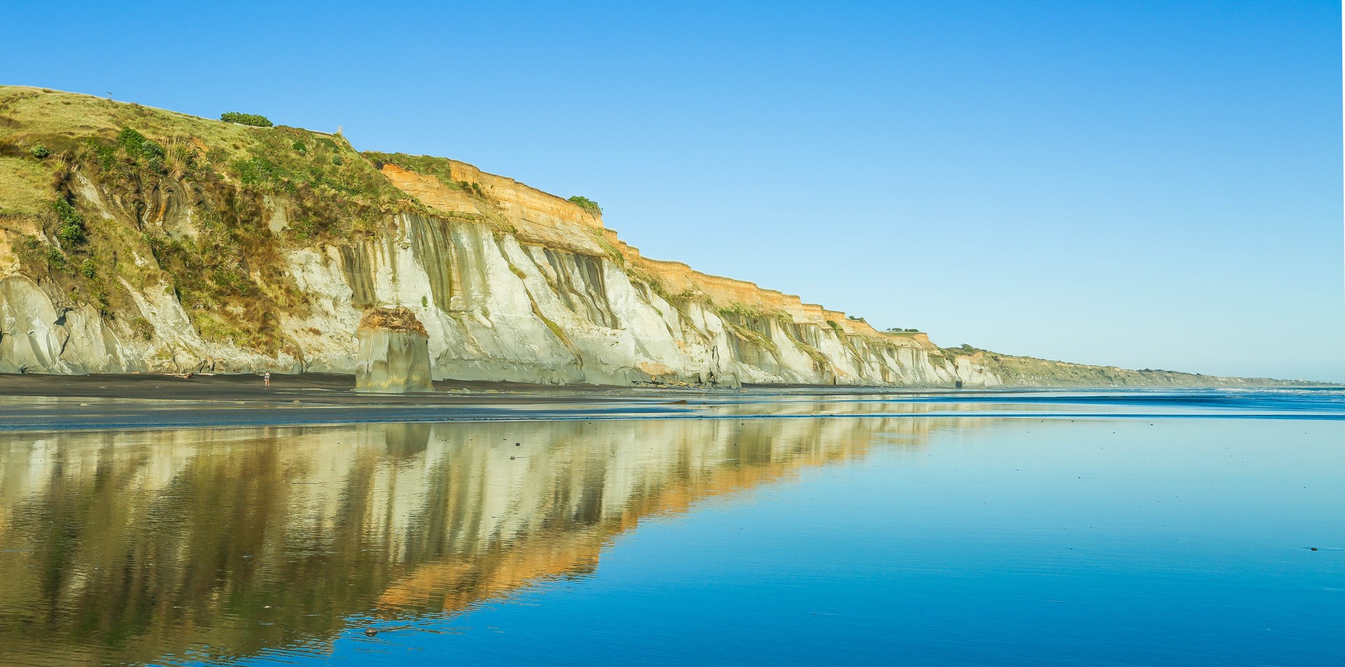 Clay cliffs and beach at Kai Iwi